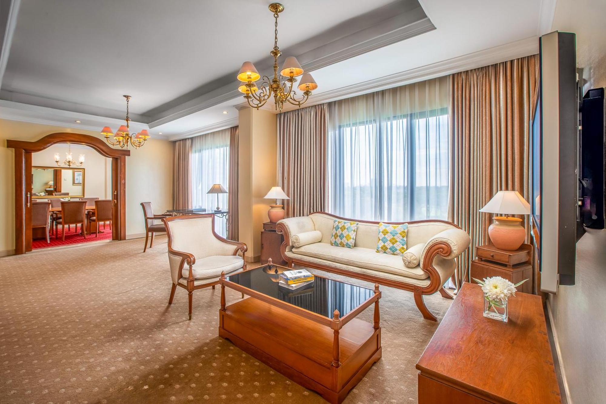 Aryaduta Lippo Village 4*